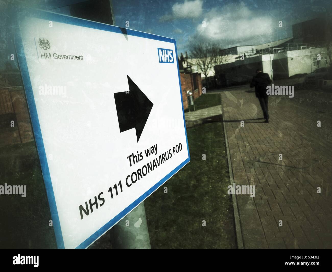 Coronavirus NHS 111 Covid 19 segno di direzione Regno Unito - Immagine stock catturata con smartphone