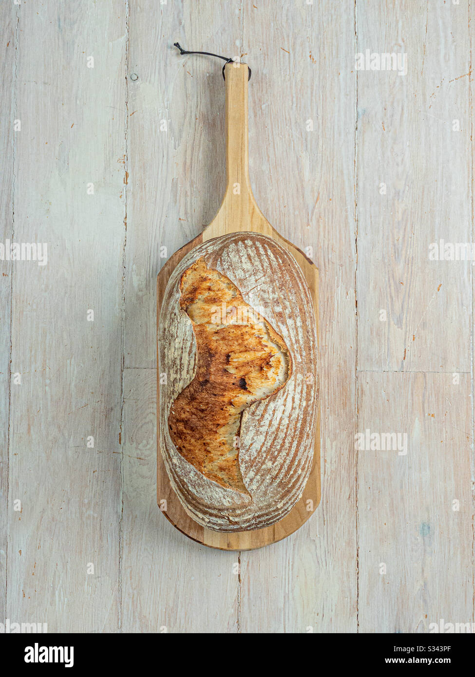 Pane appena sfornato su tavola di legno - Immagine stock catturata con smartphone