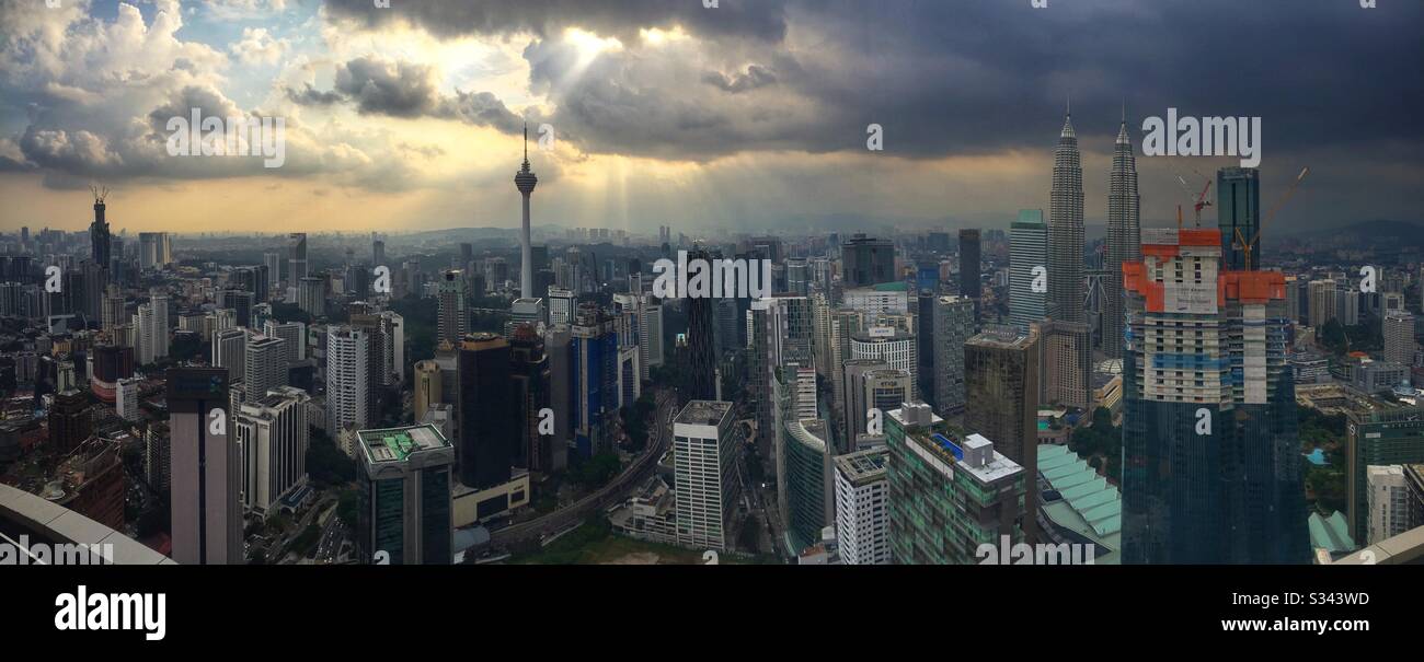 Il centro di Kuala Lumpur visto da Vertigo, il bar sul tetto del Banyan Tree, Malesia - Immagine stock catturata con smartphone