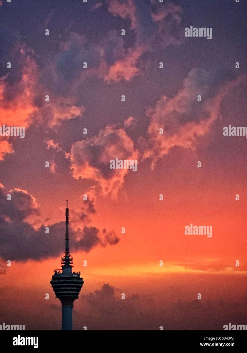Menara Kuala Lumpur, o KL Tower, al tramonto visto da Vertigo, il bar sul tetto al Banyan Tree, Malesia - Immagine stock catturata con smartphone