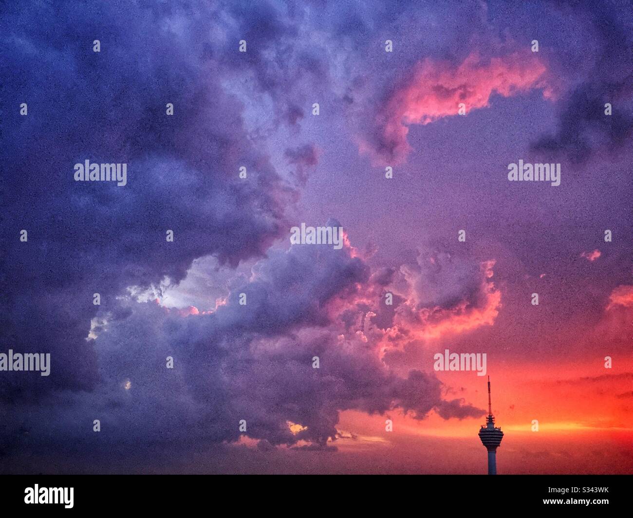 Menara Kuala Lumpur, o KL Tower, al tramonto visto da Vertigo, il bar sul tetto al Banyan Tree, Malesia - Immagine stock catturata con smartphone