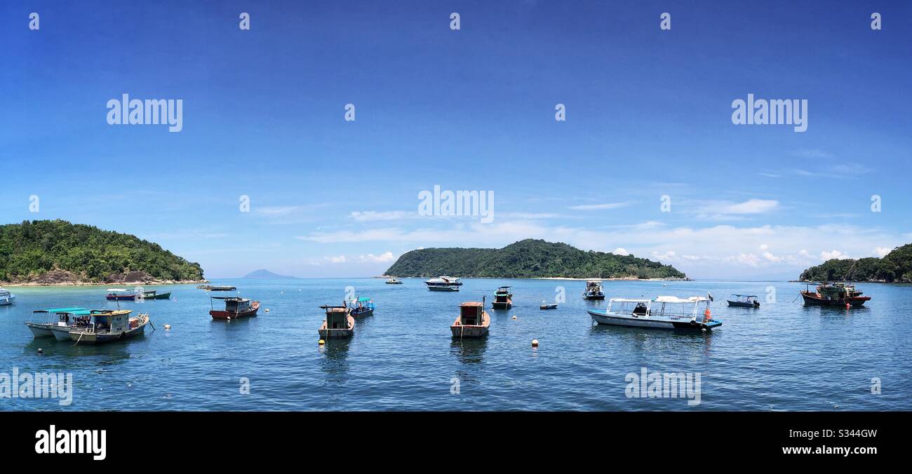 Barche da pesca tradizionali ormeggiate nel porto protetto di Pulau Redang (Isola di Redang), Terengganu, Malesia Foto Stock