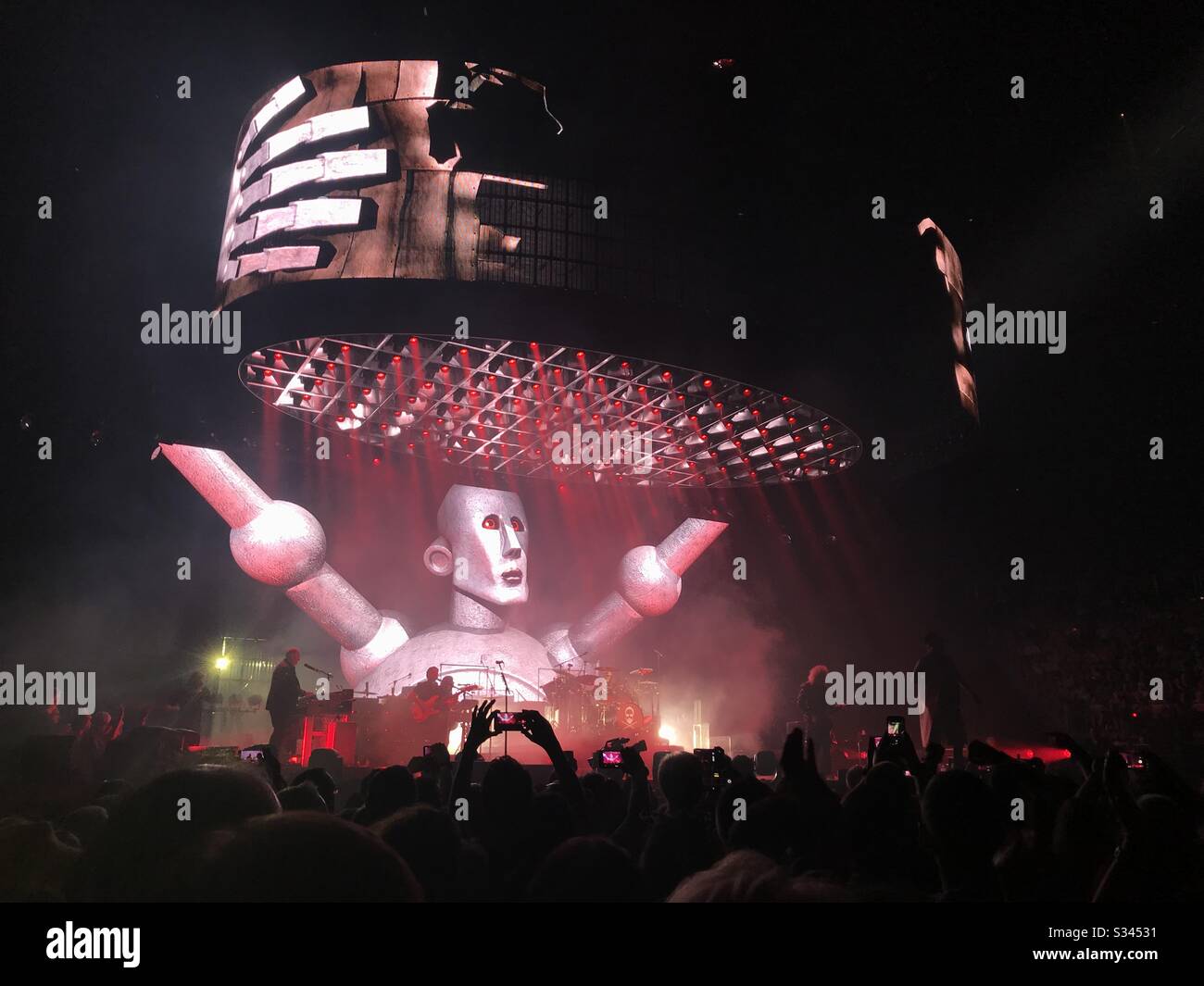 Regina con Adam Lambert folla di concerti con la folla scattare fotografie sui telefoni cellulari - Immagine stock catturata con smartphone