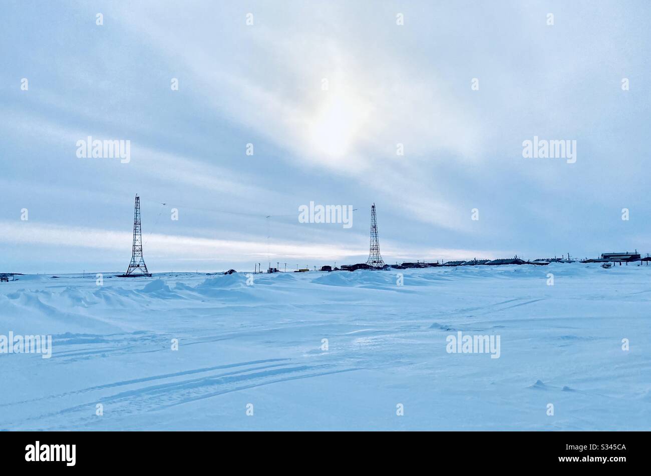 Il confine settentrionale della città artica di Kotzebue, Alaska dal ghiacciato Kotzebue Sound. Foto Stock