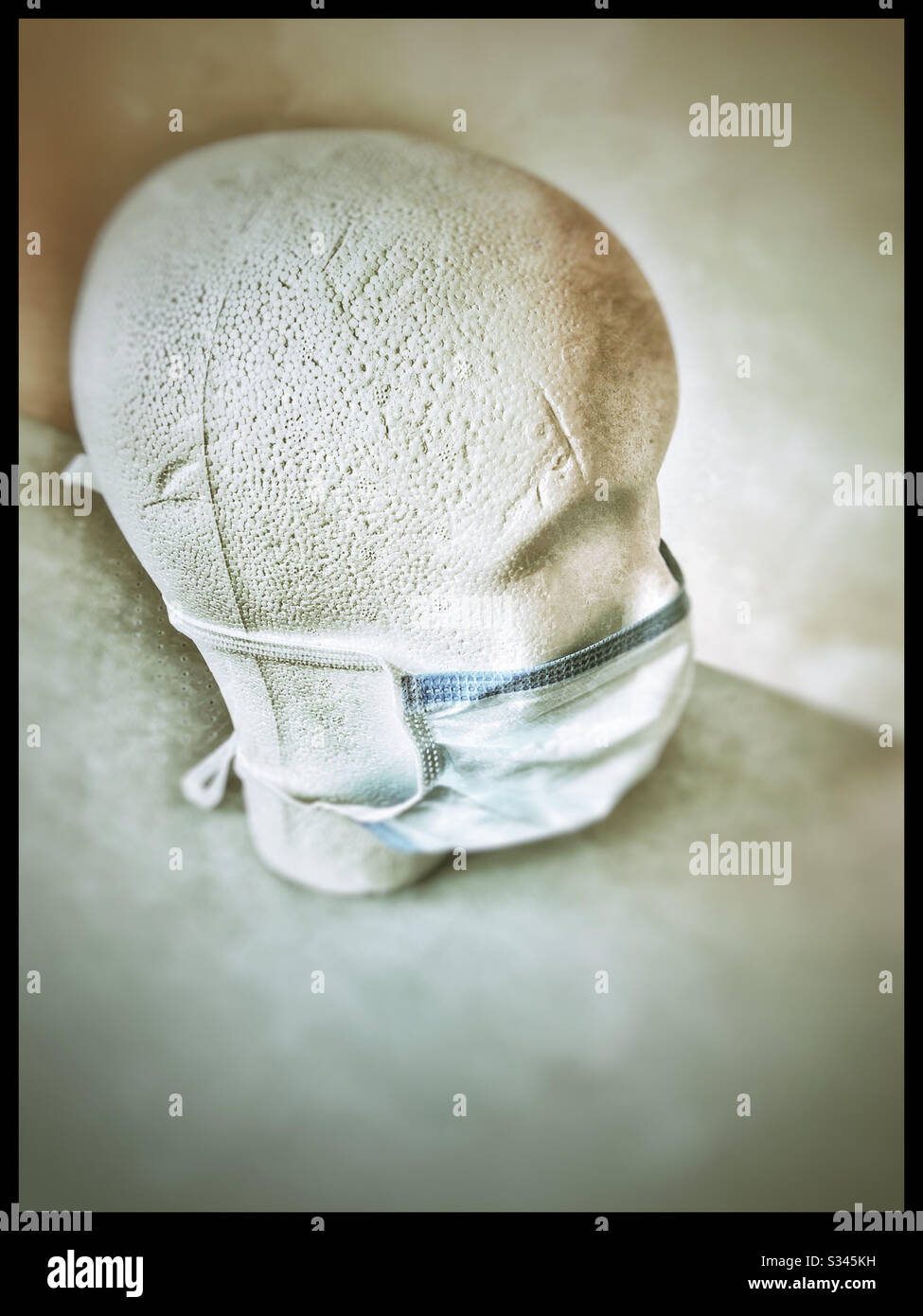 Maschera chirurgica sulla testa del manichino. Foto Stock