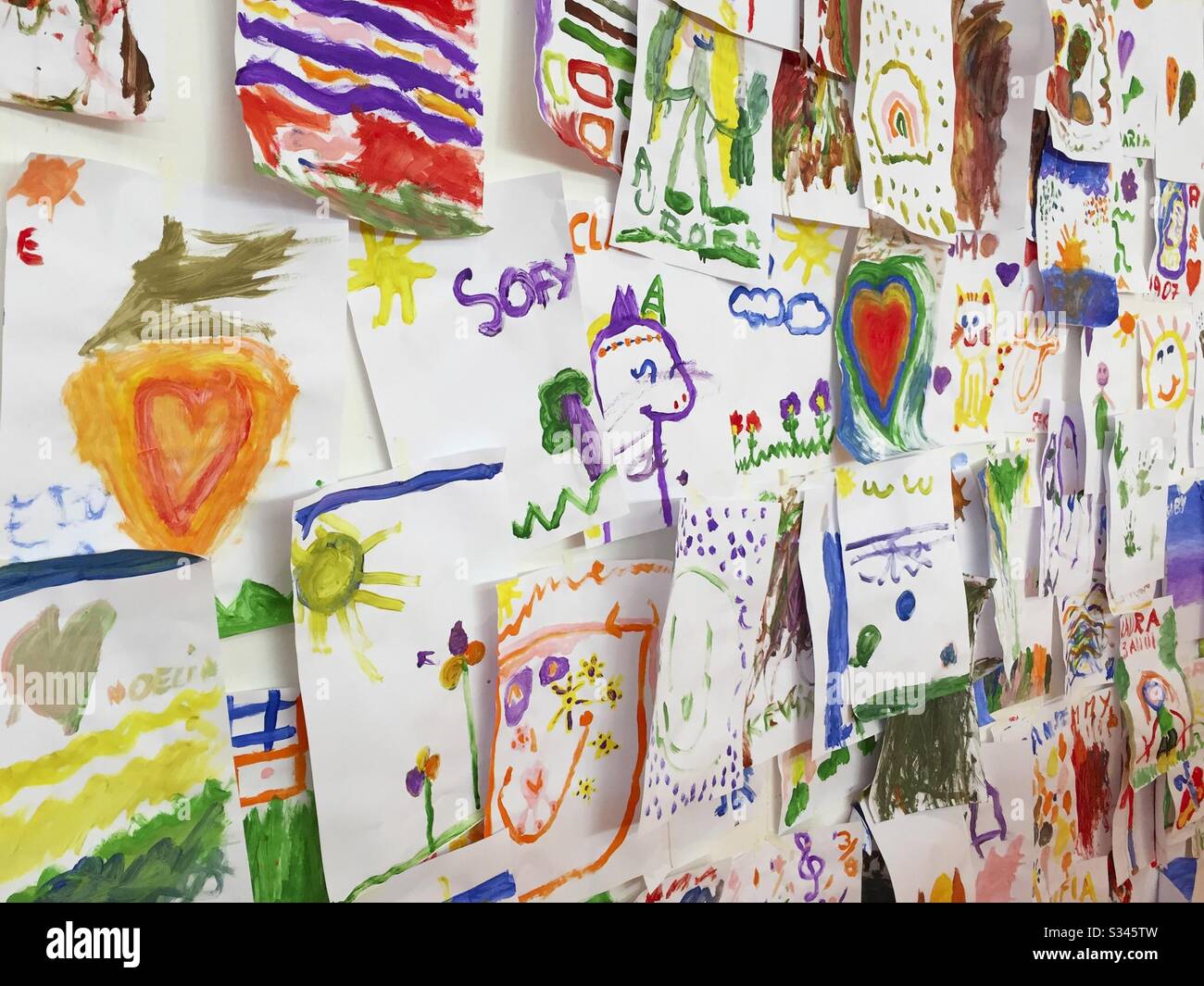 Colorati dipinti per bambini sulla parete - Immagine stock catturata con smartphone