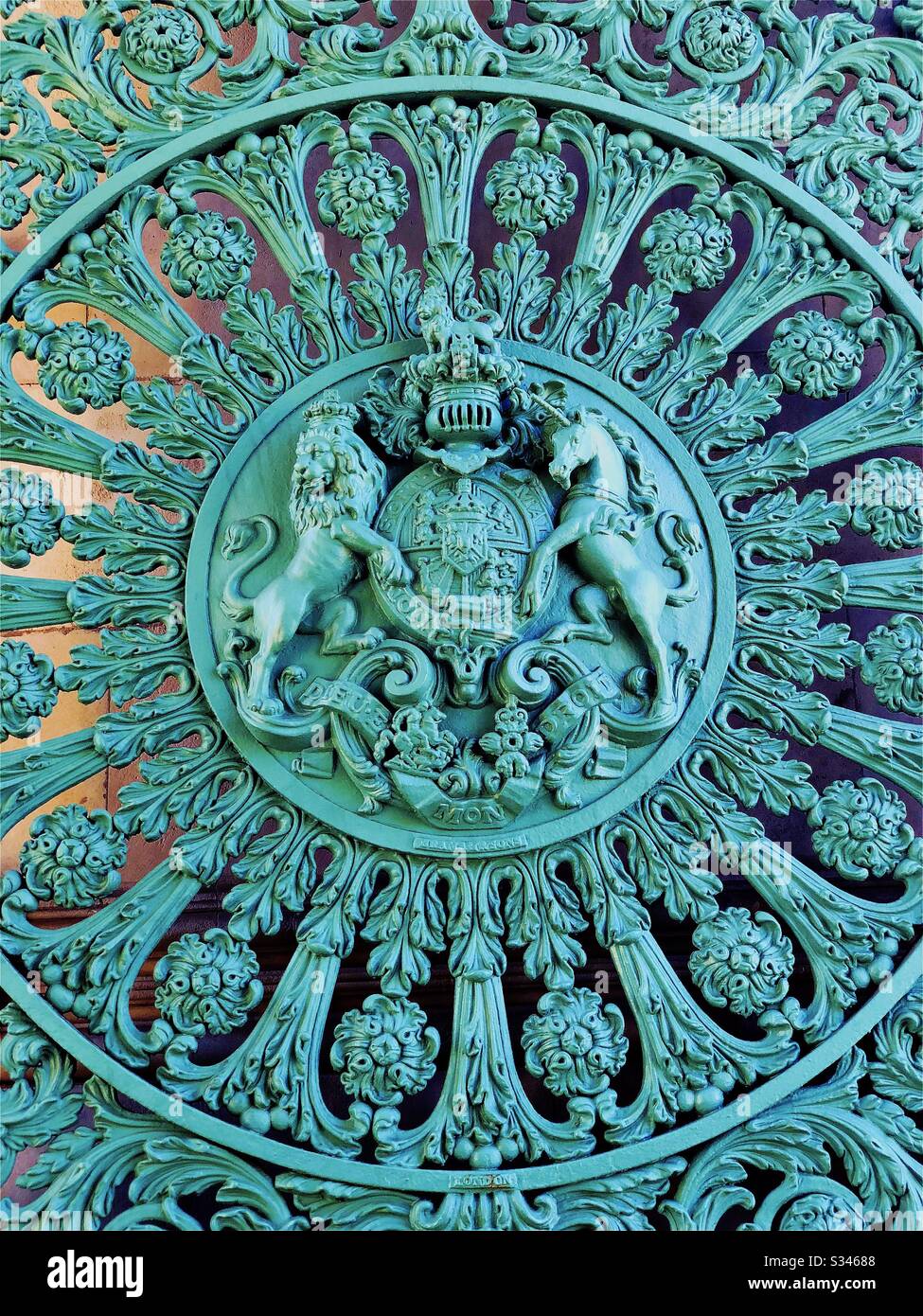 Una vista ravvicinata e dettagliata dell'intricata lavorazione metallica su una delle porte di Wellington Arch, alias Constitution Arch, Londra - Immagine stock catturata con smartphone