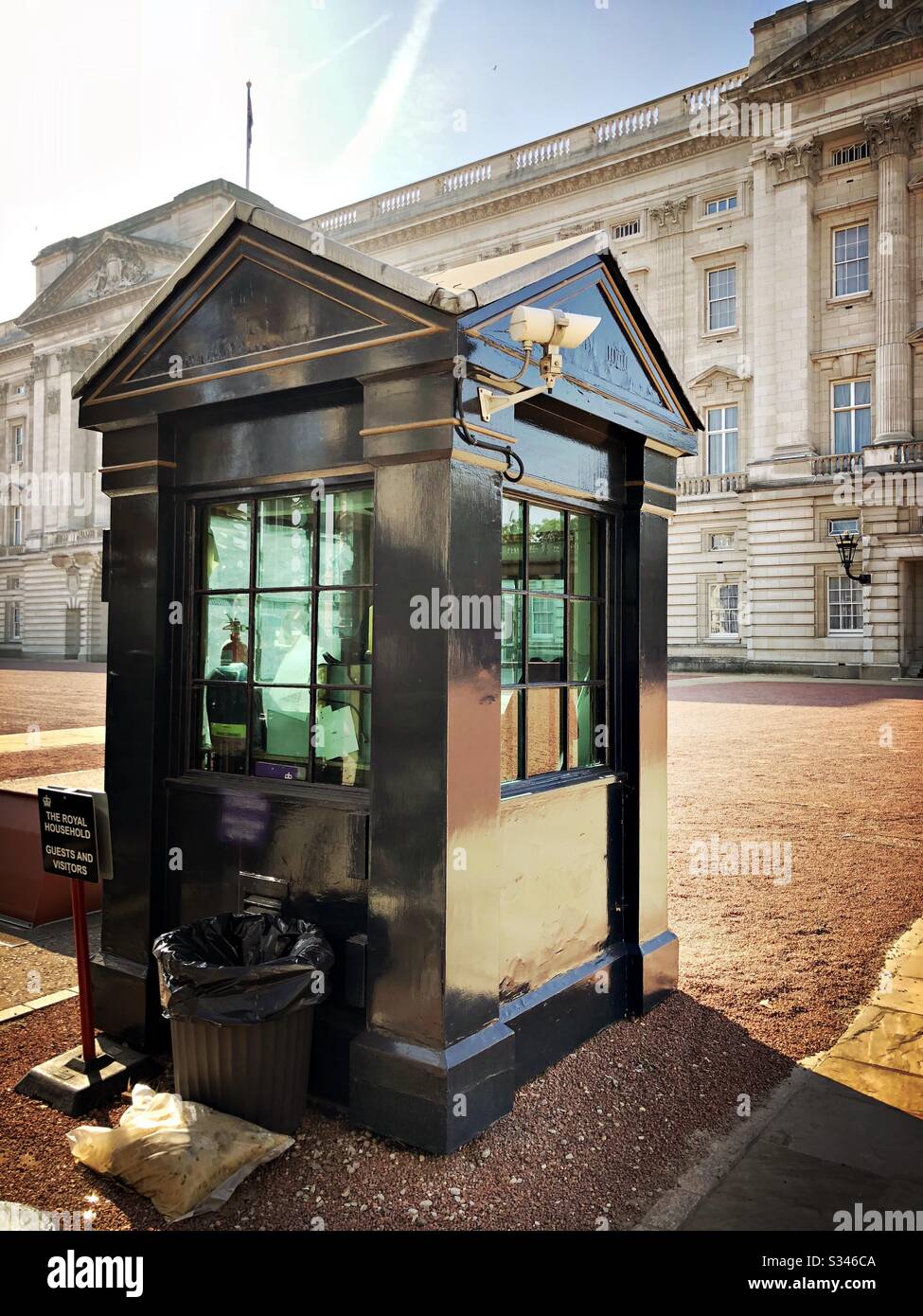 Una vista ravvicinata della capanna della guardia di sicurezza della polizia con telecamera di sorveglianza alle porte principali di Buckingham Palace, Londra - Immagine stock catturata con smartphone