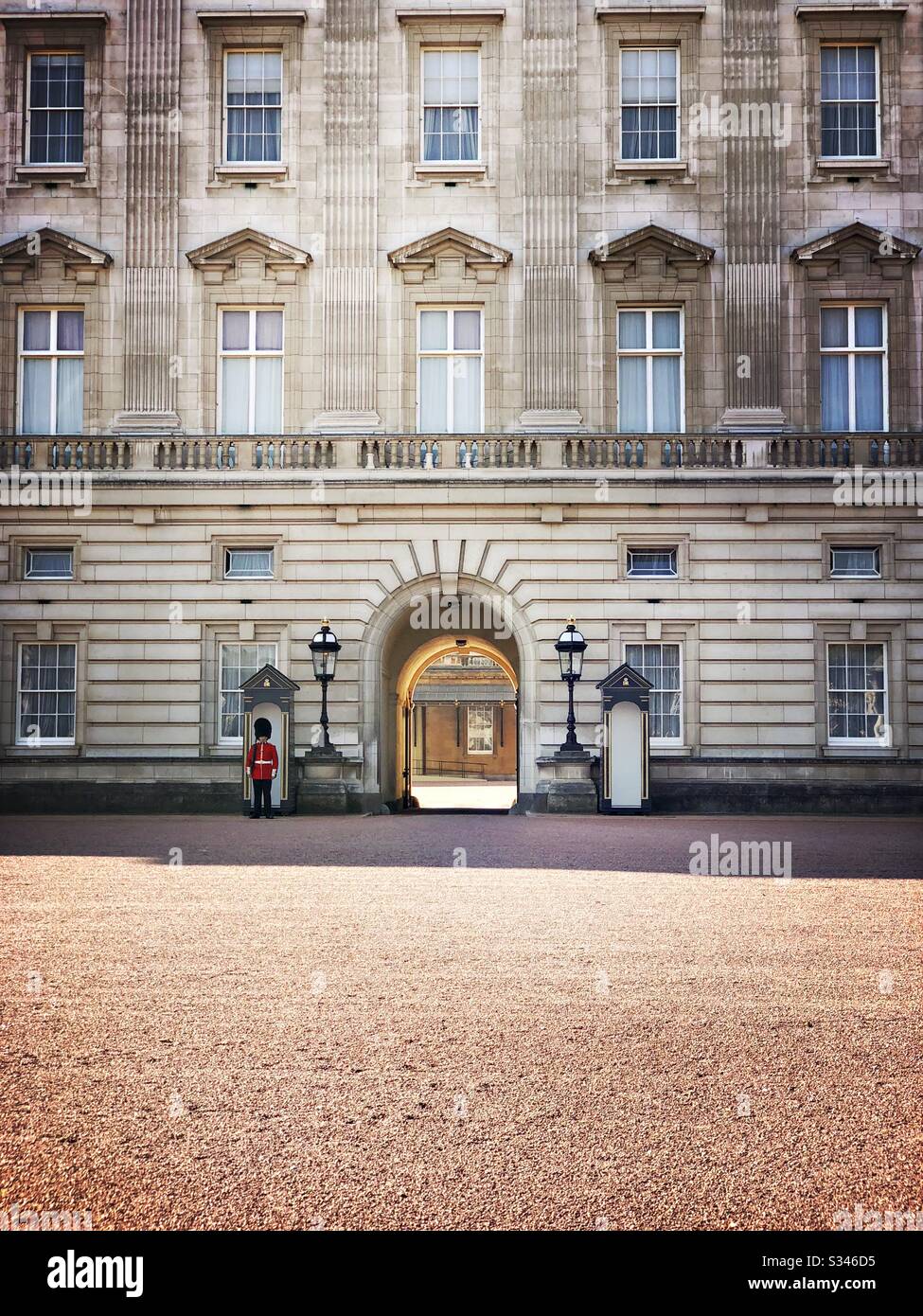 Una vista dell'ala principale e dell'arco di Buckingham Palace, Londra - Immagine stock catturata con smartphone
