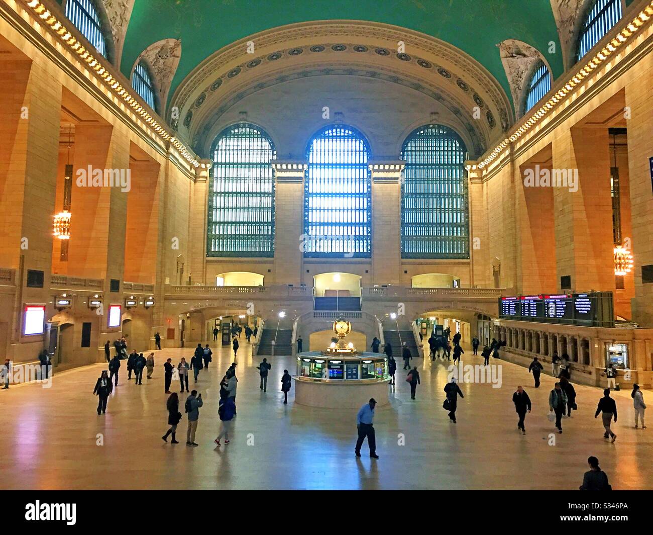 Il principale atrio del Grand Central Terminal è quasi vuoto a causa della pandemia di Covid-19, NYC, USA - Immagine stock catturata con smartphone