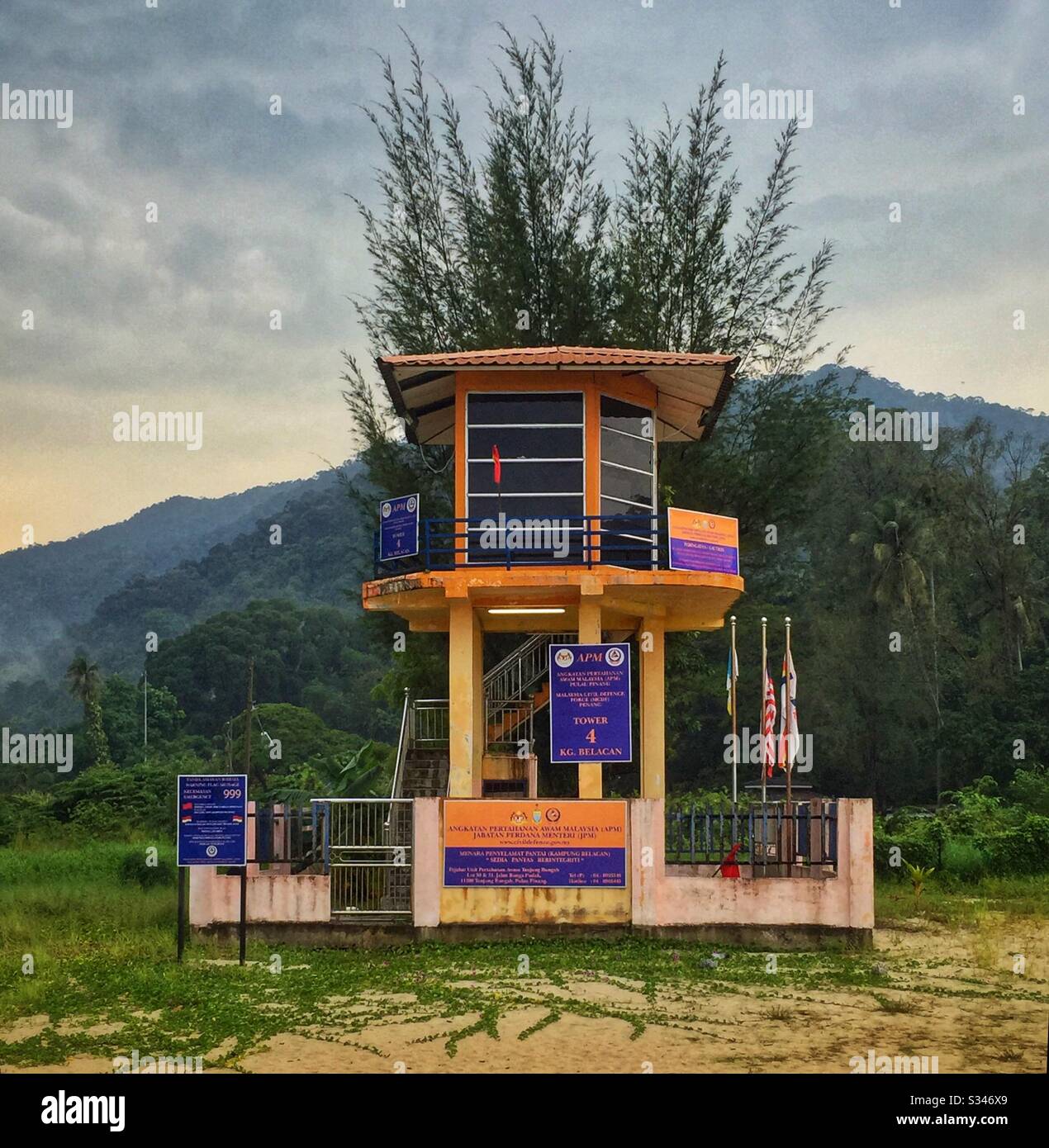 Torre dei salvavita sulla spiaggia di Batu Ferringhi, Penang, Malesia Foto Stock