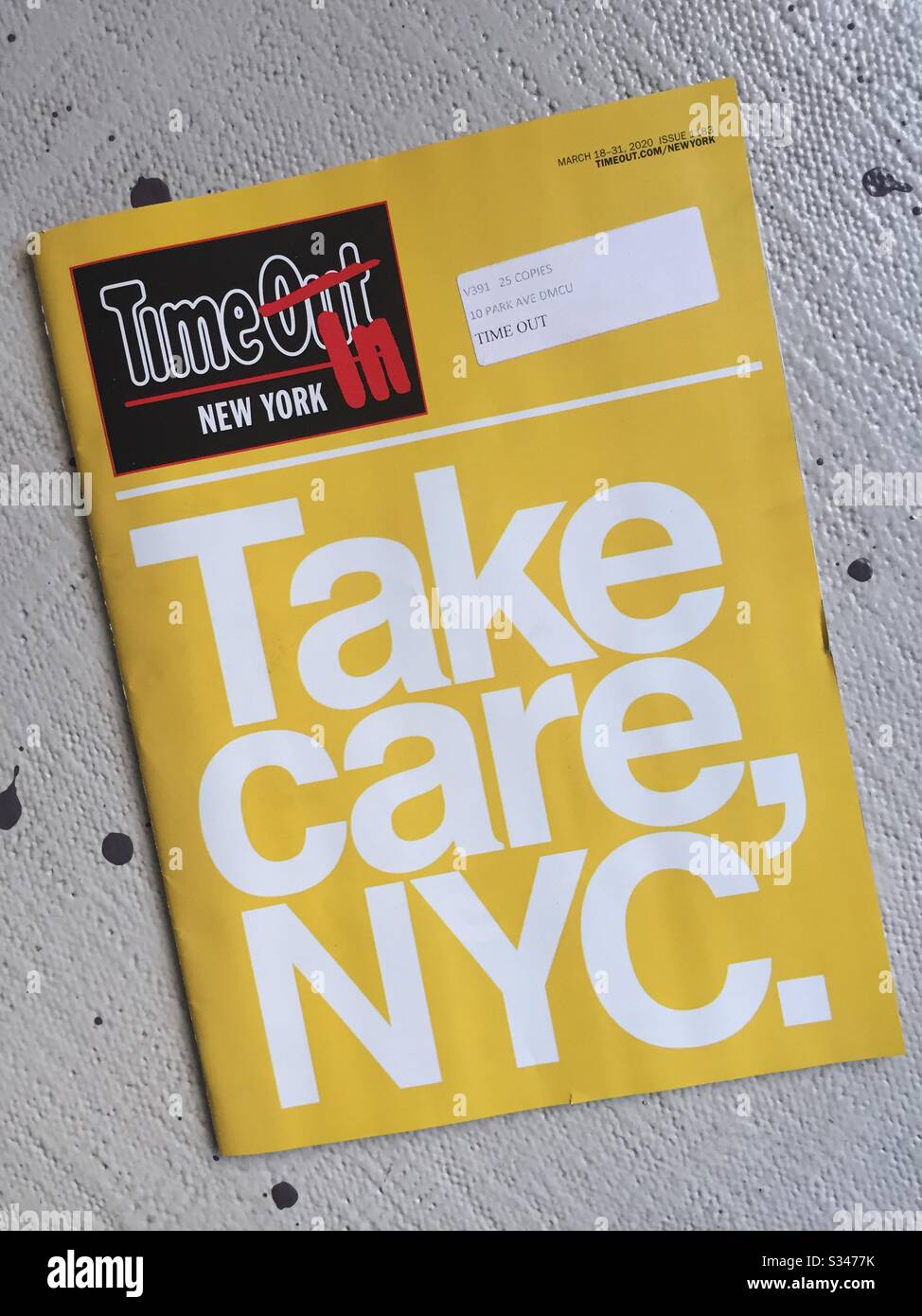Copertina di settimanale Time out rivista rinominato tempo in a causa del  coronavirus auto isolamento requisiti, NYC, Stati Uniti Foto stock - Alamy