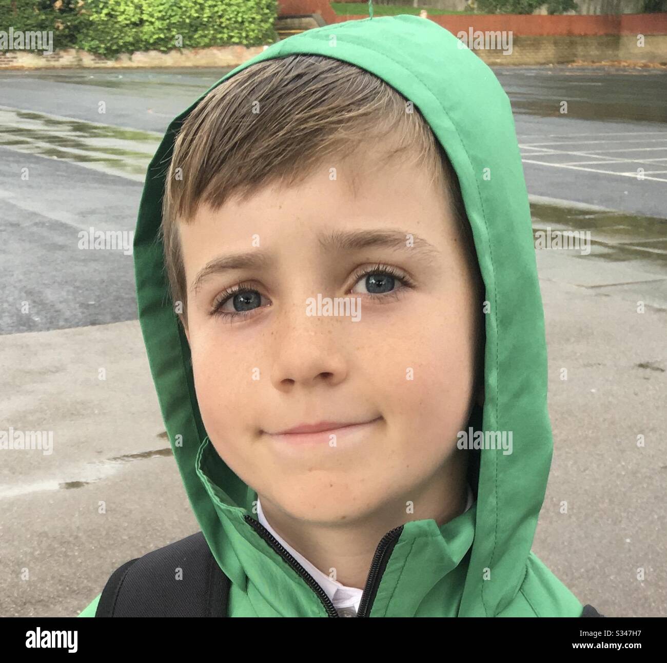 Ragazzo sorridente con cappuccio in su Foto Stock