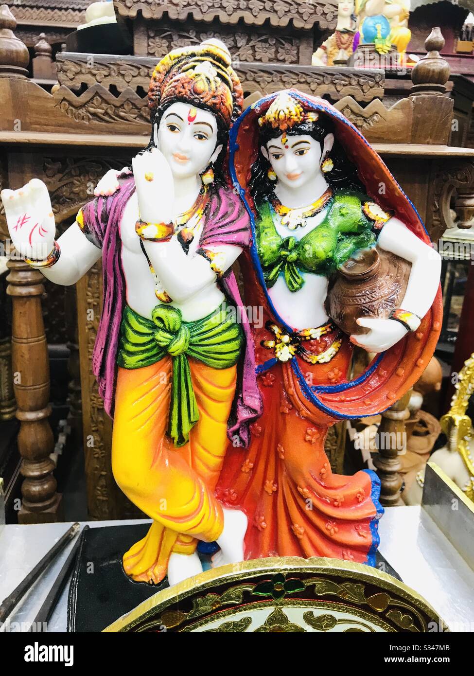 Una statua di Lord Krishna e Radha in negozio di artigianato in Little India Arcade, Singapore-Hindu Dio Sri Krishna-Soulful Amore di Dio Foto Stock