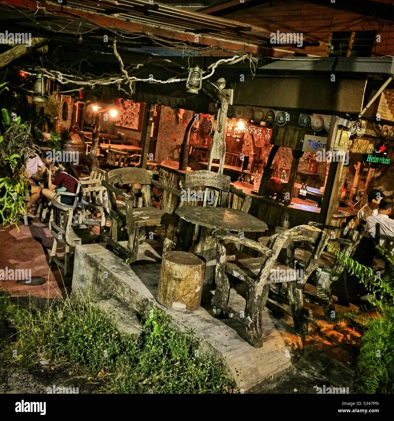 Mobili rustici al Wooden Pub, un bar e caffetteria a Batu Ferringhi, Penang, Malaysia Foto Stock