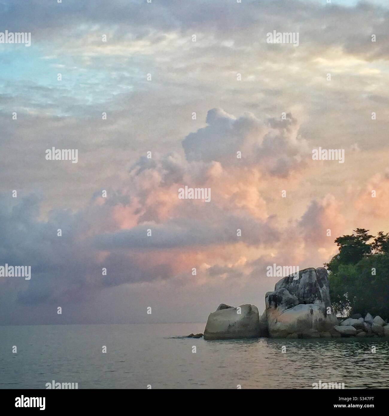 Alba all'estremità meridionale della spiaggia di Batu Ferringhi, Penang, Malesia Foto Stock