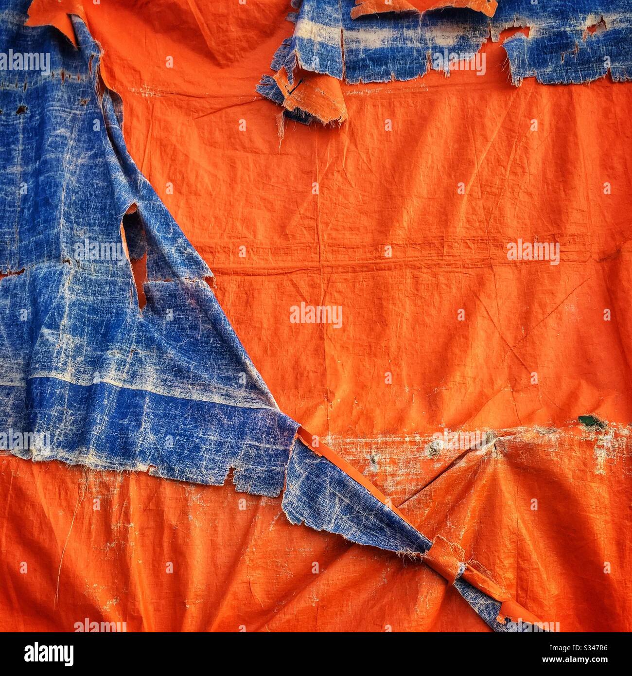 Un telone che copre una stalla al mercato notturno durante il giorno, Batu Ferringhi, Penang, Malesia - Immagine stock catturata con smartphone