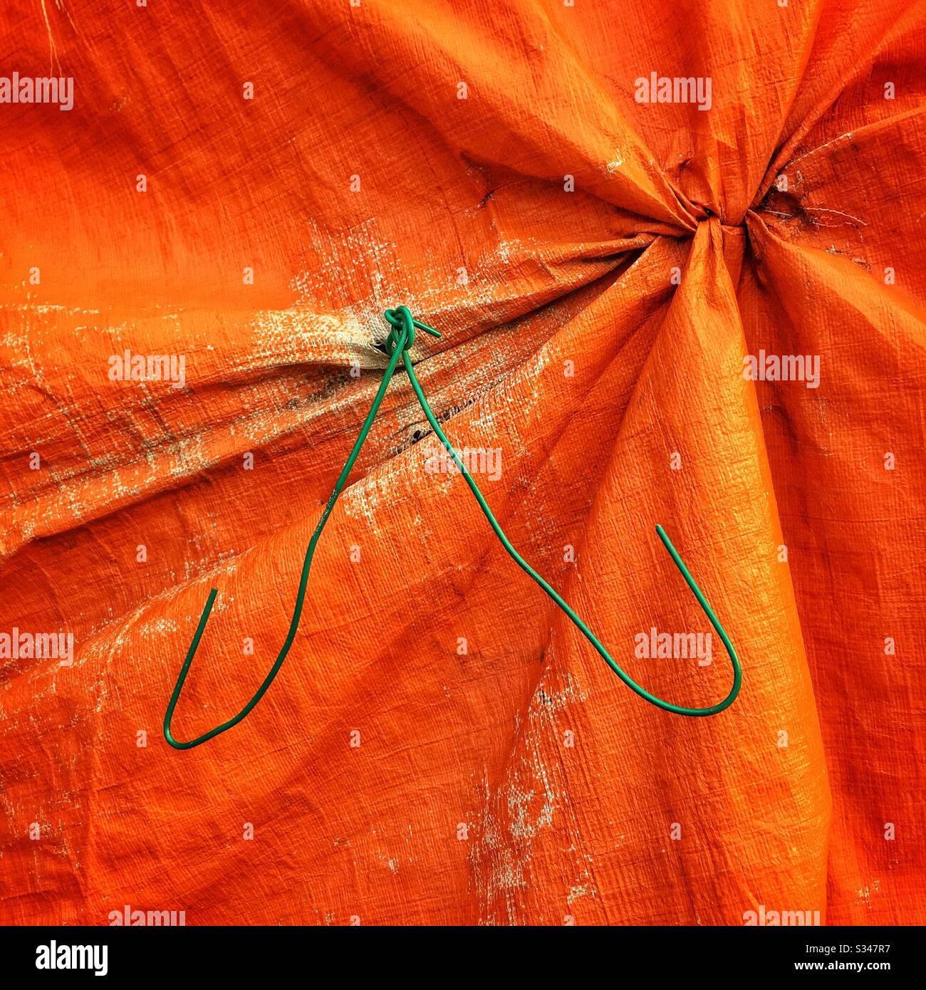 Un telone che copre una stalla al mercato notturno durante il giorno, Batu Ferringhi, Penang, Malesia - Immagine stock catturata con smartphone