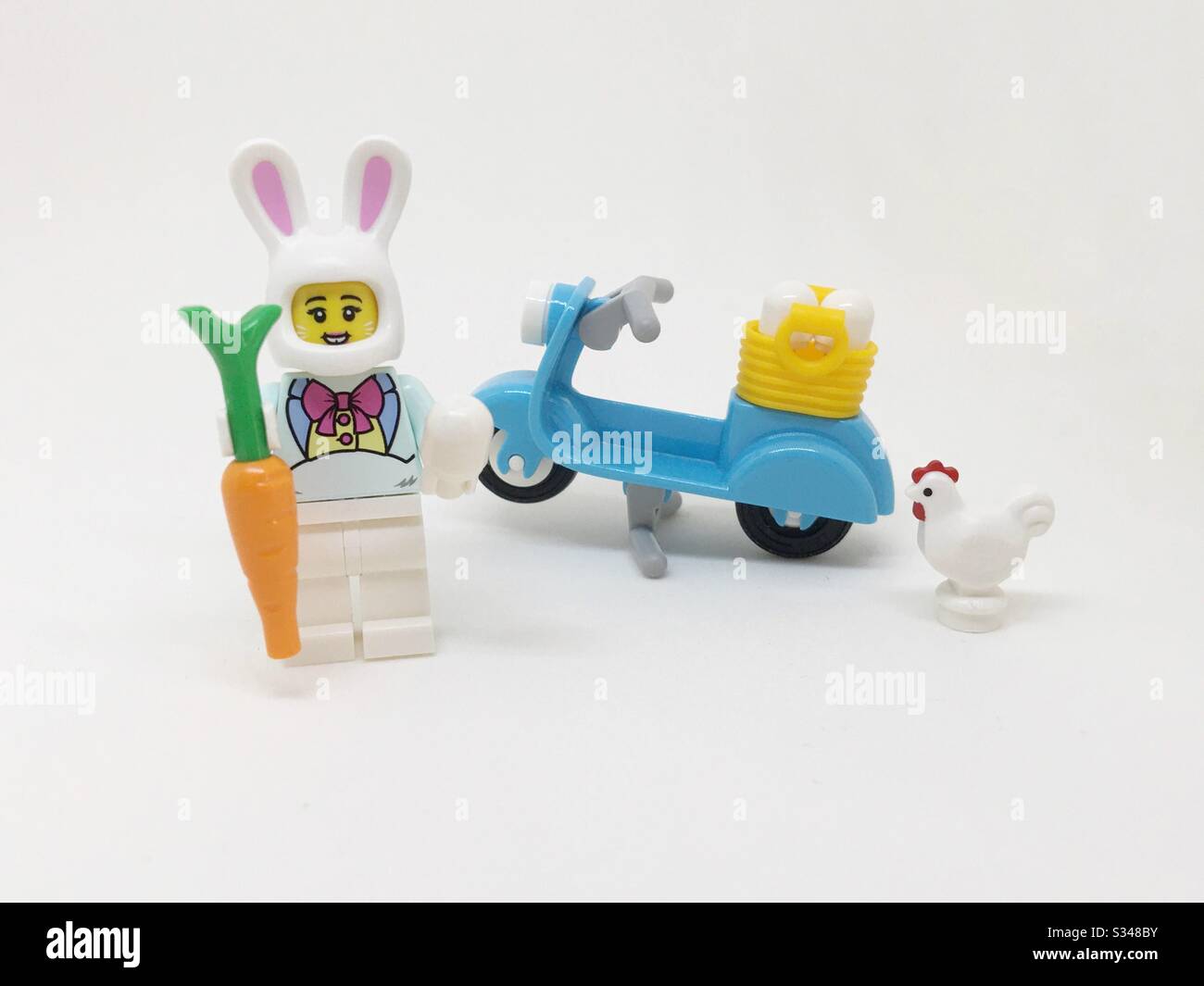 LEGO coniglietto pasquale con carota e uovo di Pasqua Foto Stock