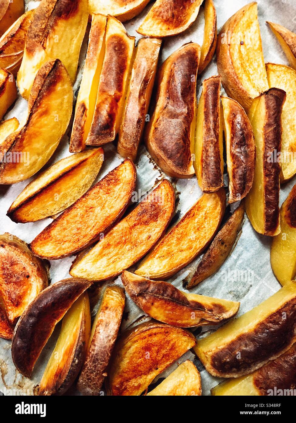 Zeppe di patate dorate arrostite direttamente dal forno Foto Stock