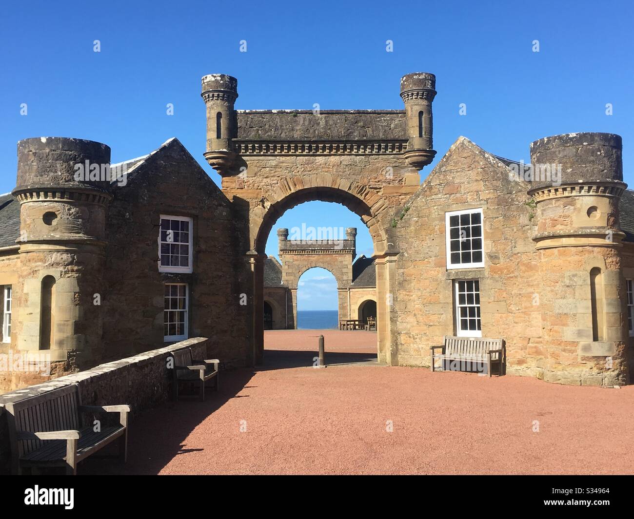 Il Firth of Clyde attraverso le arcate del cortile del castello di Culzean, National Trust for Scotland, Ayrshire, Scozia Foto Stock