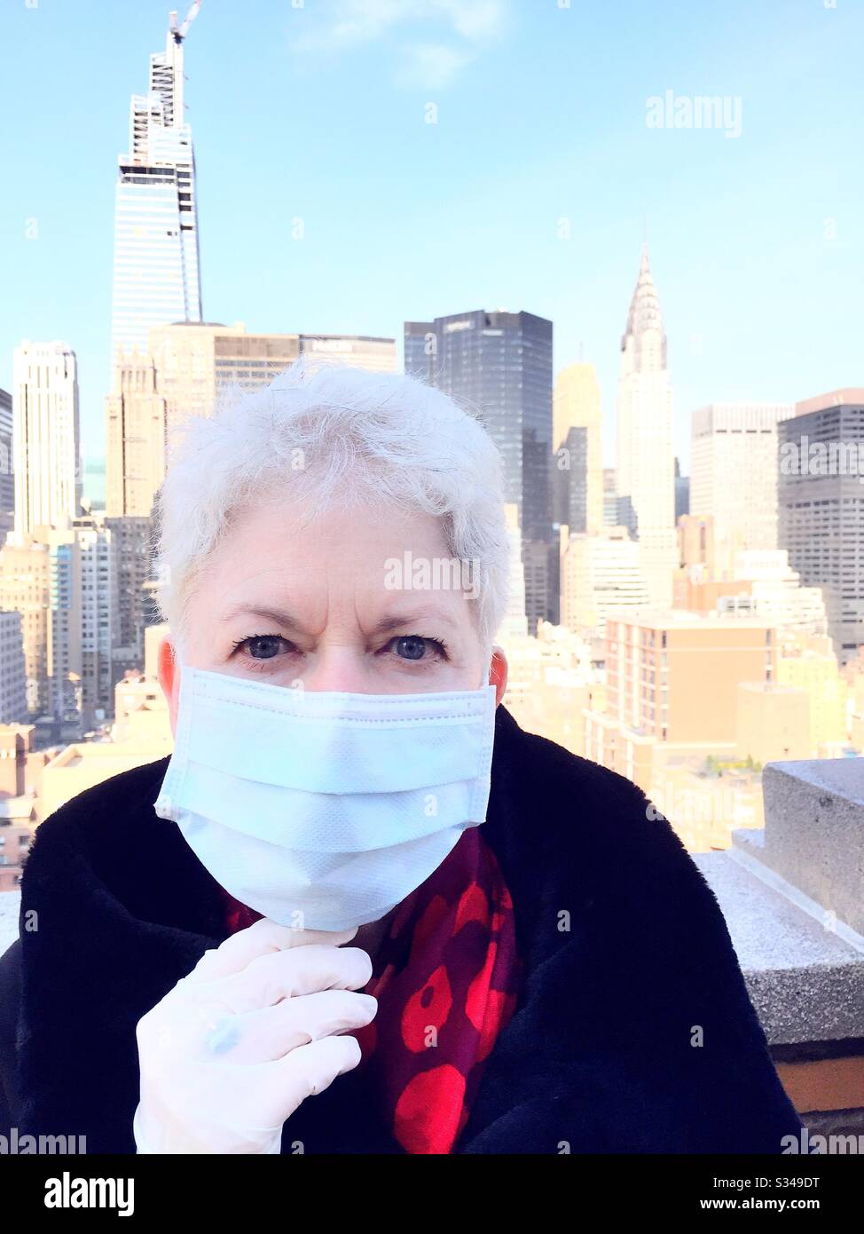 NYC COVID-19 sta causando una donna caucasica anziana per proteggersi con una maschera e guanti in lattice, NYC, USA Foto Stock