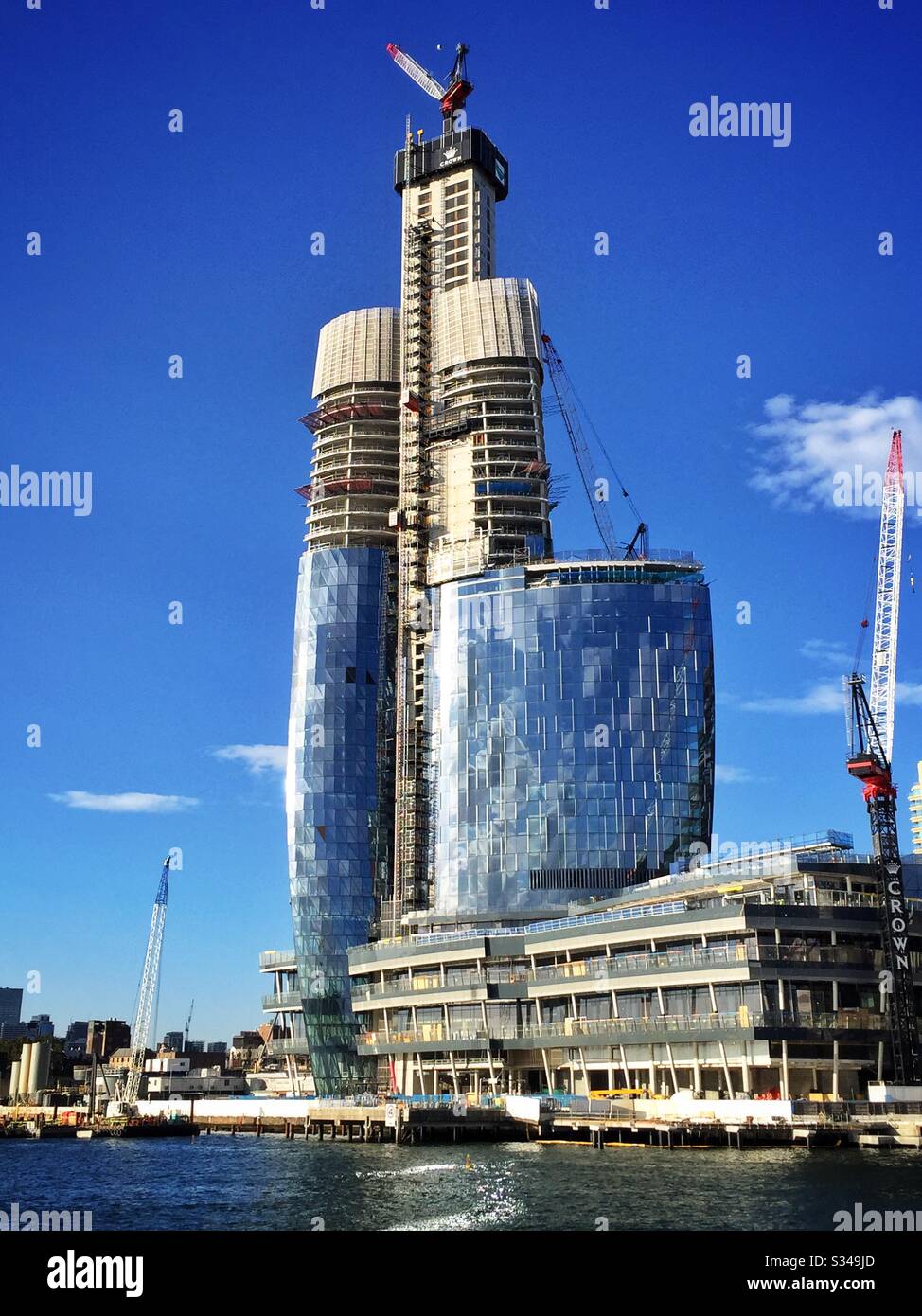 Crown Sydney, una torre di casinò e hotel, sotto la costante nel settembre 2019, Barangaroo, Sydney, NSW, Australia - Immagine stock catturata con smartphone