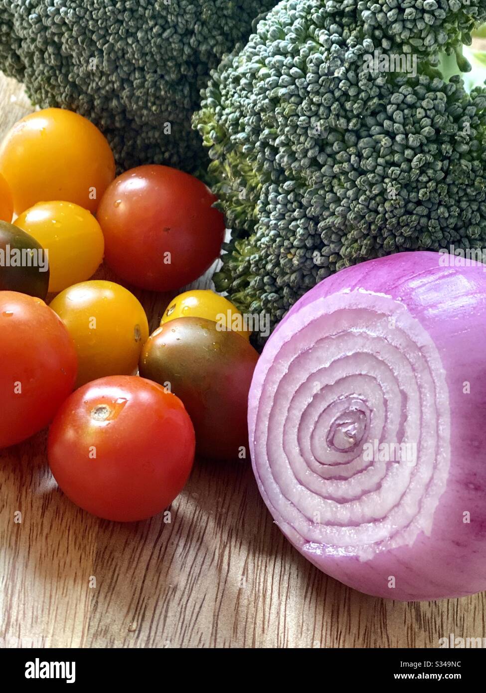 Verdure fresche per una cucina sana e per mangiare. - Immagine stock catturata con smartphone