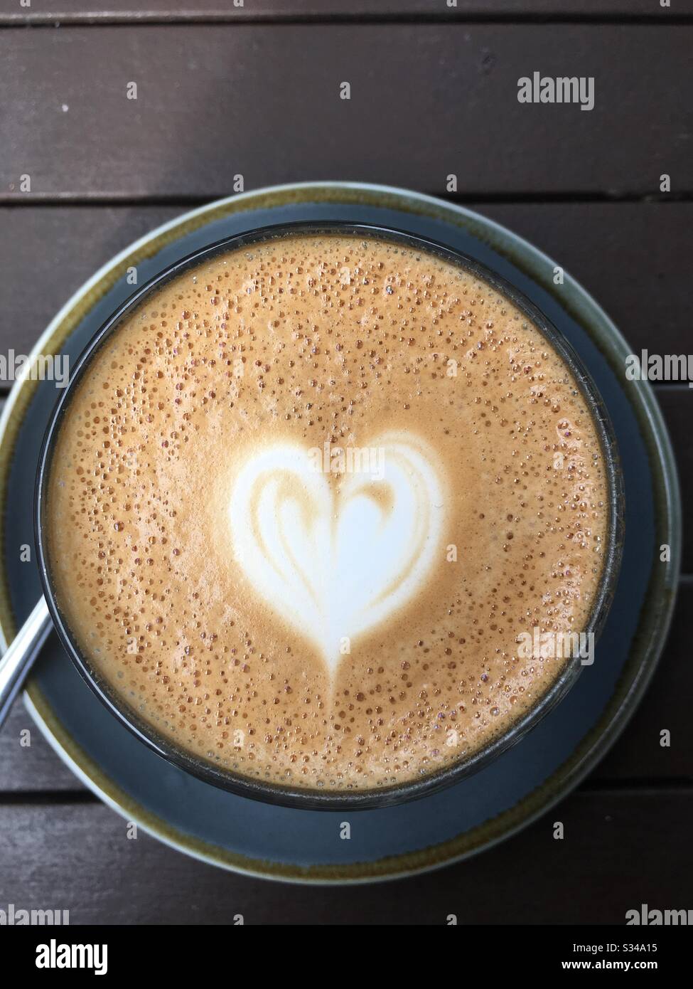 Tazza di caffè d'amore con l'arte del cuore sulla parte superiore - Immagine stock catturata con smartphone