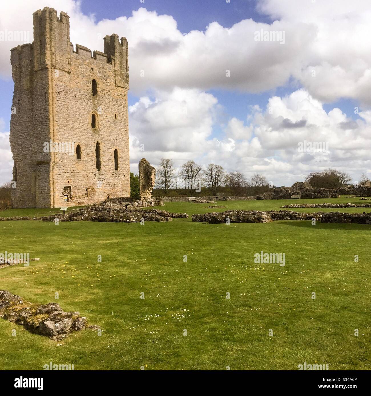La torre in rovina e le fondamenta medievali del Castello di Helmsley nello Yorkshire. Foto Stock