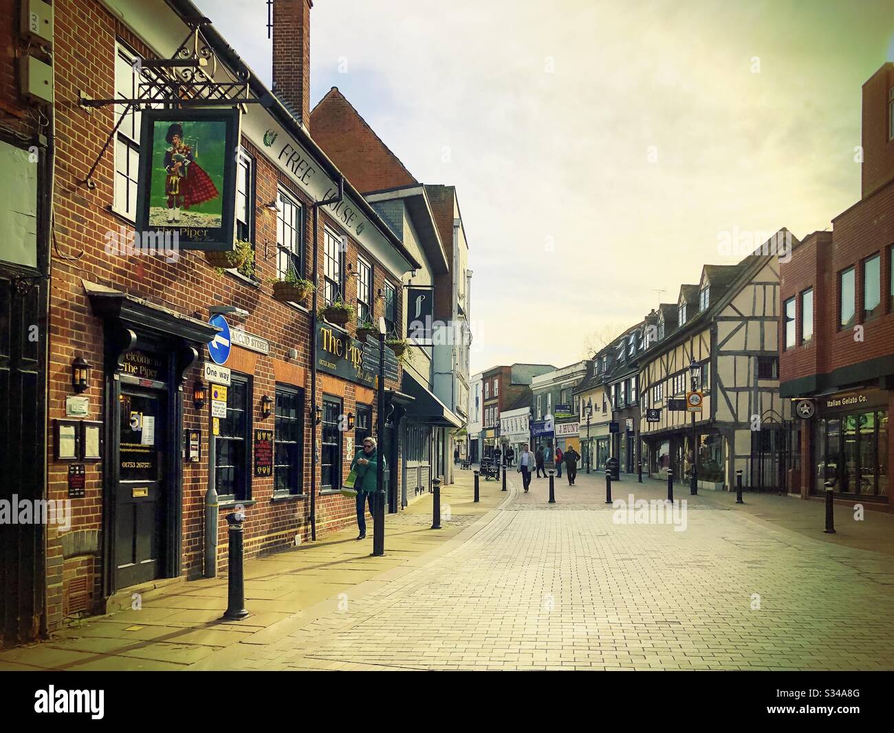 Una vista lungo Peascod Street a Windsor, Regno Unito. E' più silenzioso di noi a causa delle distanze sociali dovute alla pandemia di Coronavirus. - Immagine stock catturata con smartphone