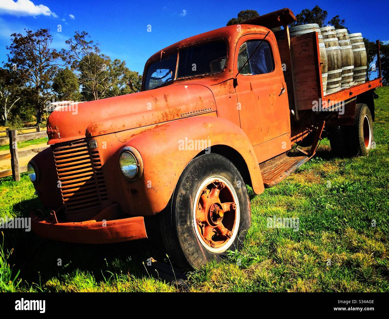Un vecchio camion internazionale disusato segna l'ingresso a un piccolo vigneto nella Megalong Valley, a ovest delle Blue Mountains, NSW, Australia Foto Stock