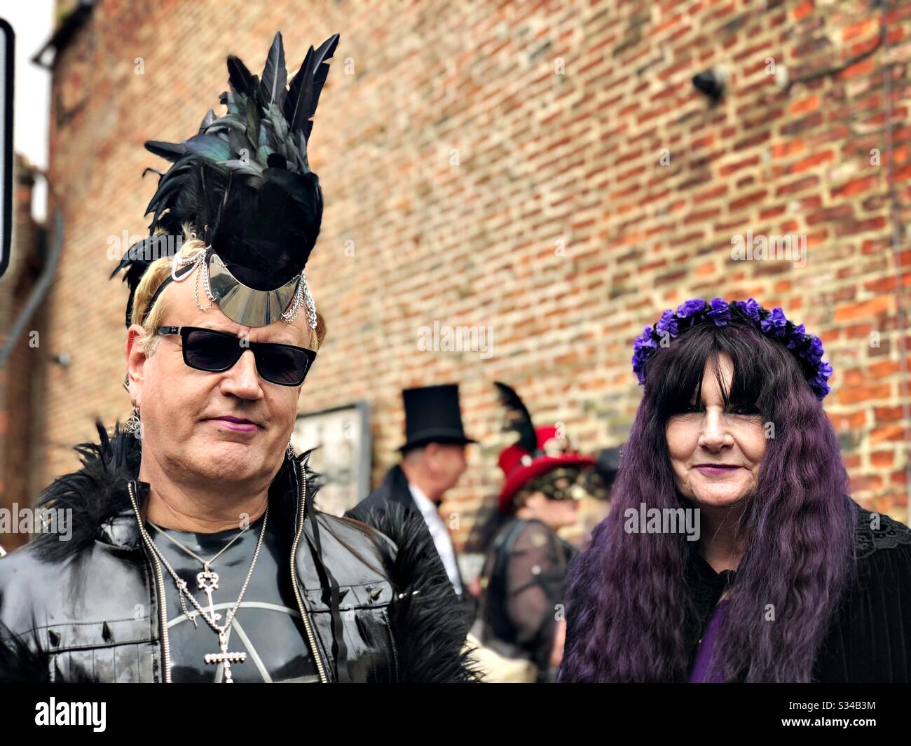 Persone in costumi creativi durante un evento cosplay. Weekend di Whitby Goth. Pelle goth uomo e donna Foto Stock