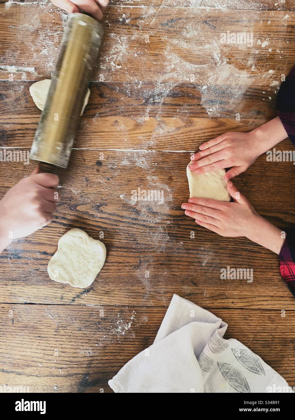 Fare prodotti da forno a casa - Immagine stock catturata con smartphone