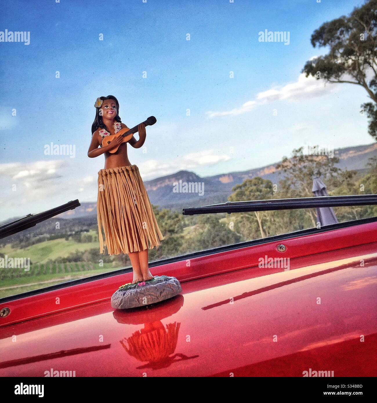 Ornamento del cruscotto di Hula dancer in un 1956 rinnovato seconda generazione V8 Ford F-100 pick truck Foto Stock