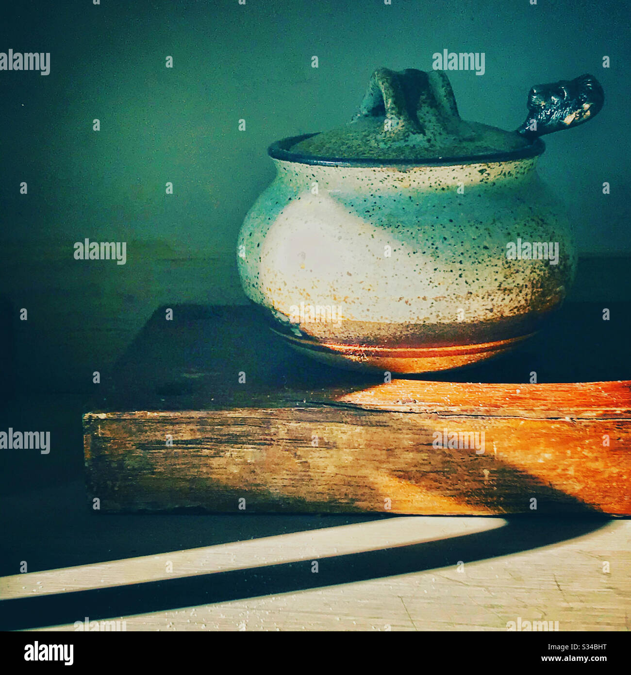 Una ciotola di zucchero in ceramica alla luce del mattino Foto Stock