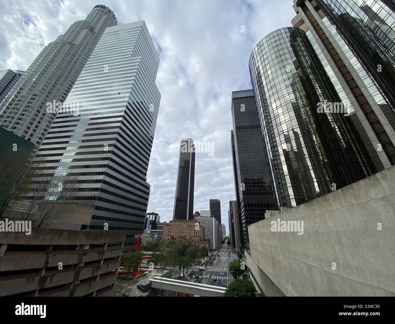 LOS ANGELES, CA, MAR 2020: Vista a sud lungo Flower St, fiancheggiata da grattacieli e uffici, nel centro città - Immagine stock catturata con smartphone