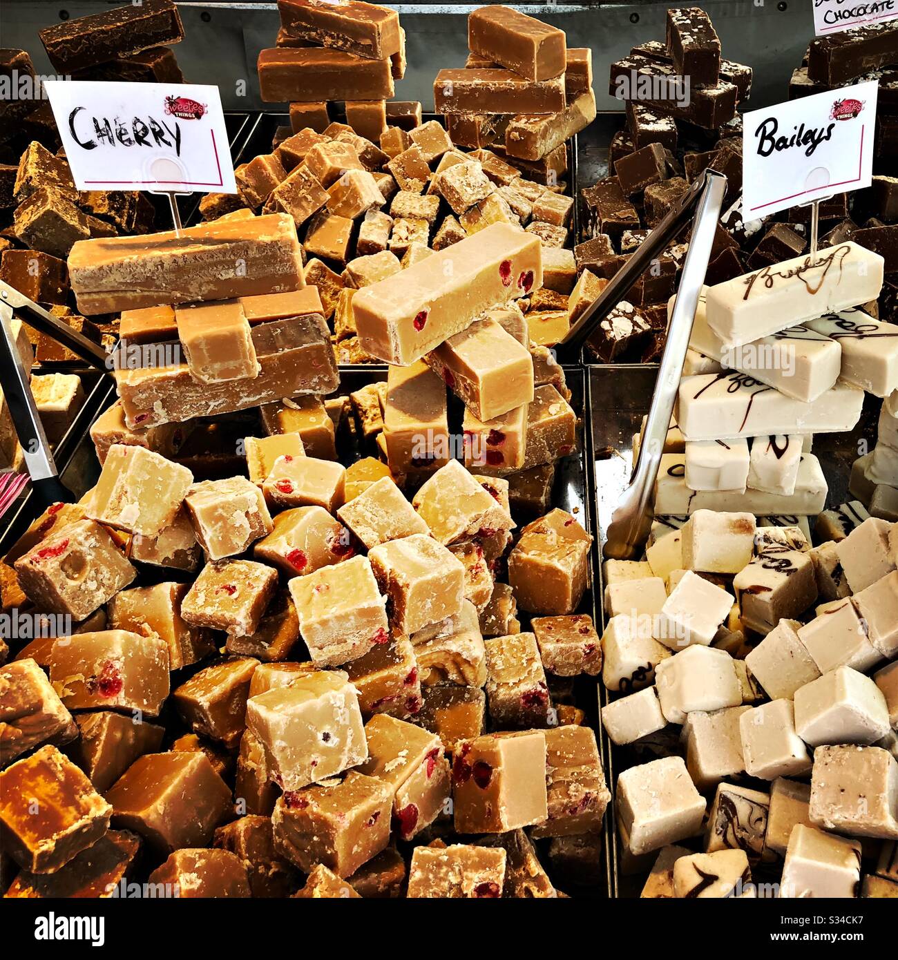Una vista ravvicinata della fudge aromatizzata per la vendita su uno stallo del mercato Foto Stock