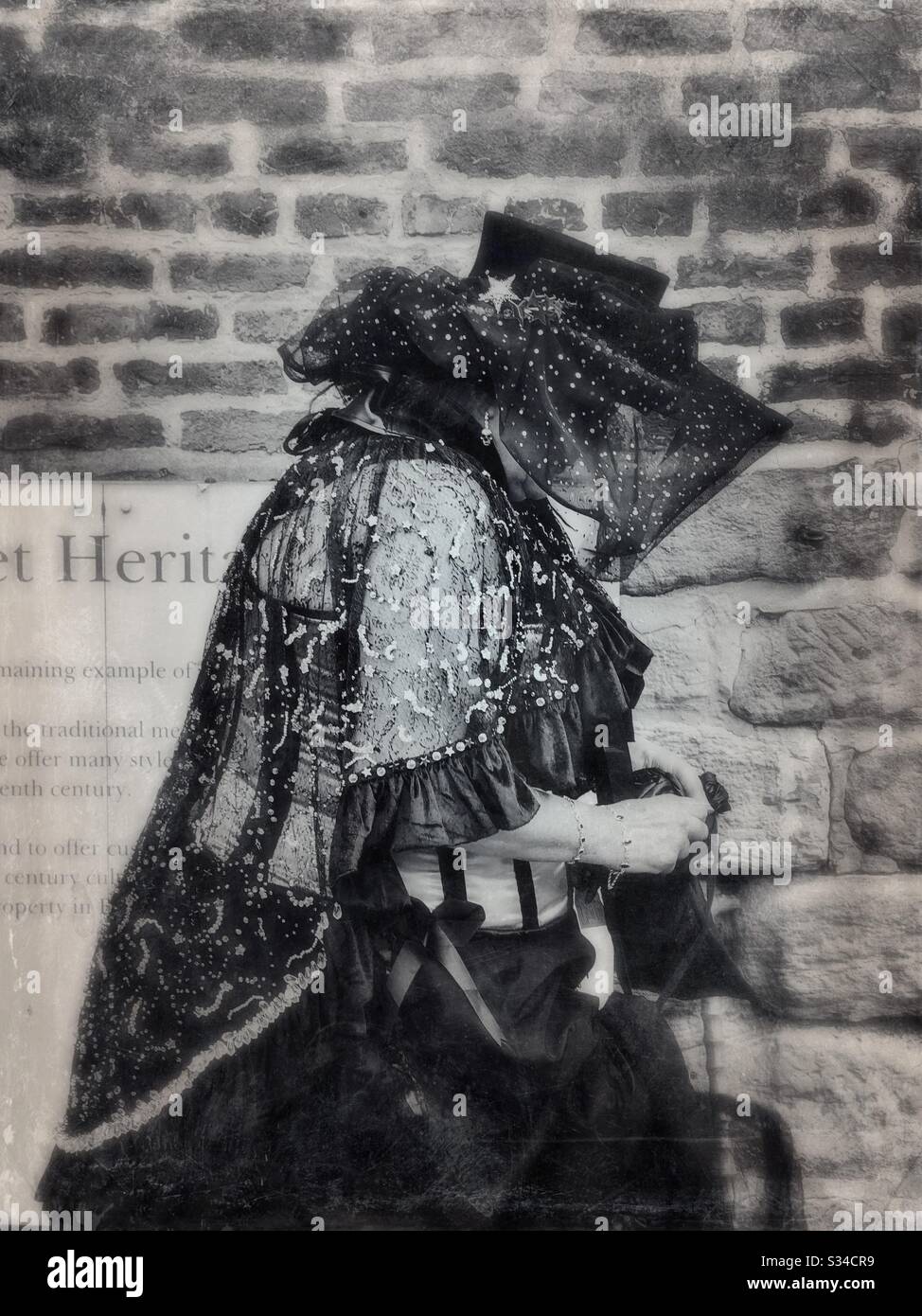 Persona in un costume creativo durante un evento cosplay. Weekend di Whitby Goth. Filtro vintage pesante. Stile del film in vecchio stile. - Immagine stock catturata con smartphone