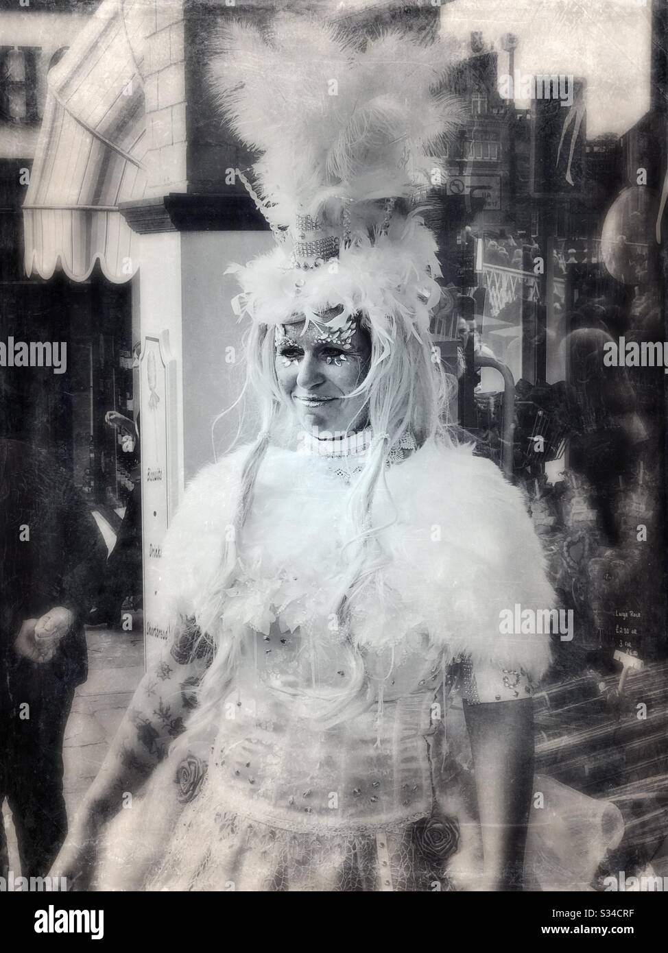 Persona in un costume creativo durante un evento cosplay. Weekend di Whitby Goth. Filtro vintage pesante. Stile del film in vecchio stile. - Immagine stock catturata con smartphone