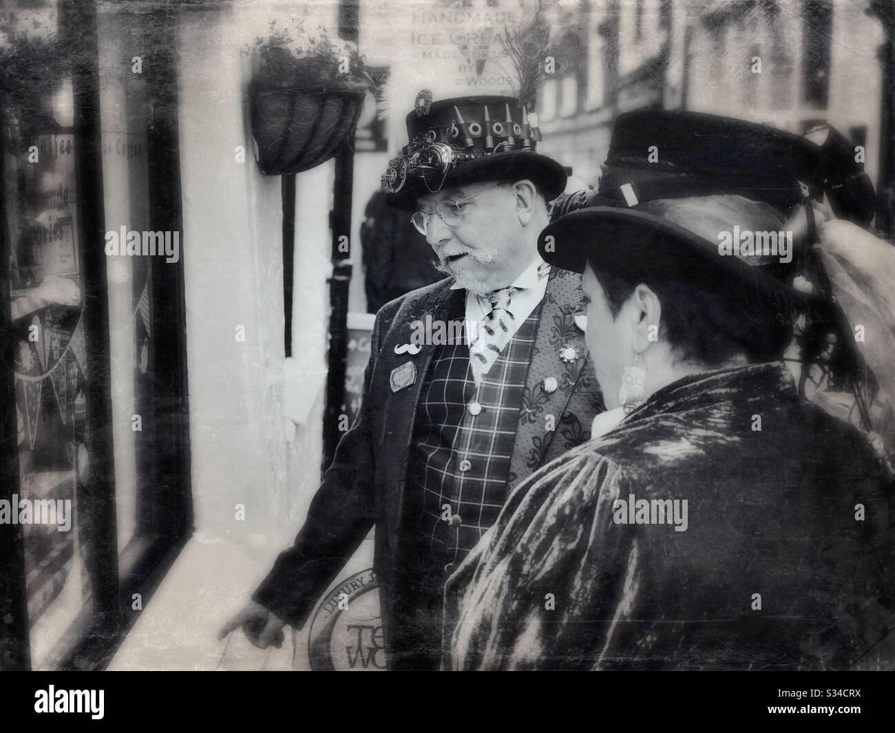 Persone in costumi creativi durante un evento cosplay. Weekend di Whitby Goth. Filtro vintage pesante. Stile del film in vecchio stile. - Immagine stock catturata con smartphone