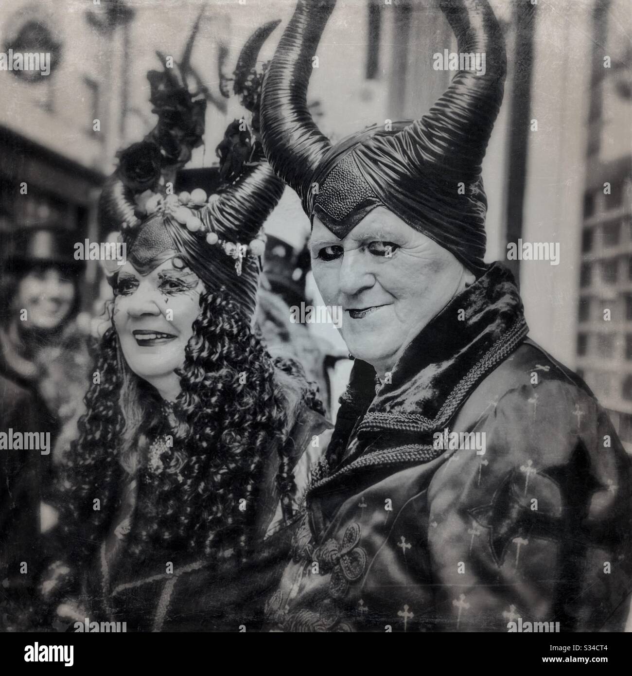 Persone in costume creativo durante un evento cosplay. Weekend di Whitby Goth. Filtro vintage pesante. Stile del film in vecchio stile. - Immagine stock catturata con smartphone
