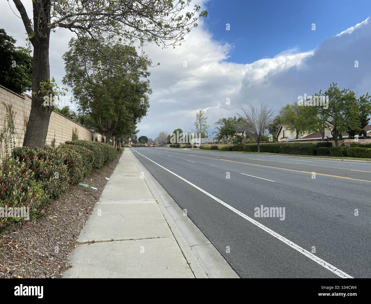 Rialto, la strada trafficata della California chiamata Ayala è diventato rapidamente meno viaggiato durante Covid-19 a partire dal 3-24-20. È surreale quando le vie principali sono così tranquille. Foto Stock