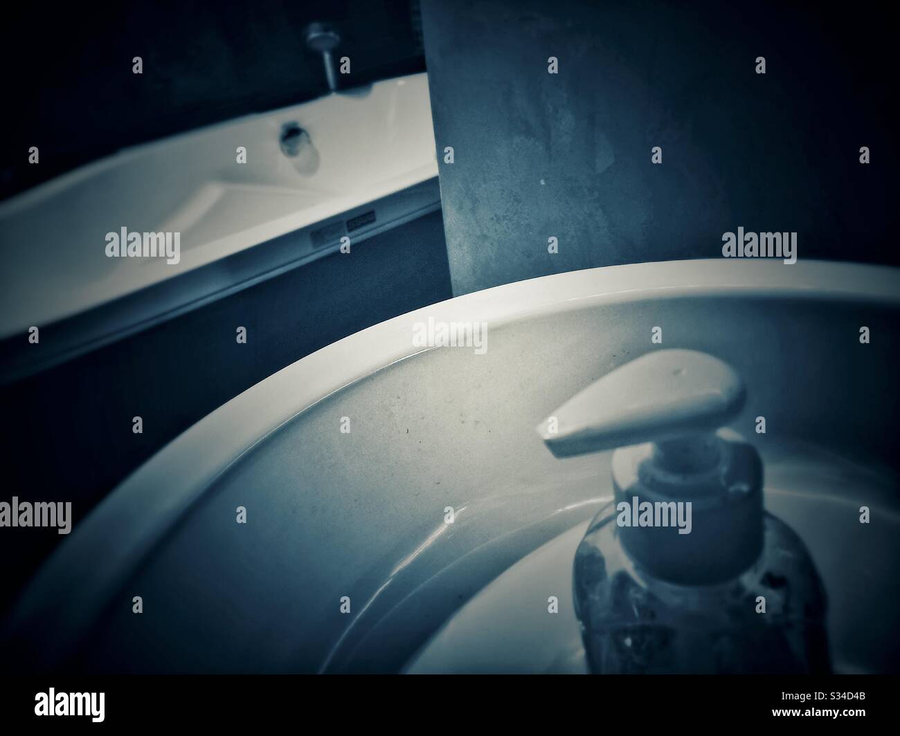 Disinfettante con gel d'alcol liquido detergente mani per prevenire il virus corona covid-19 - Immagine stock catturata con smartphone