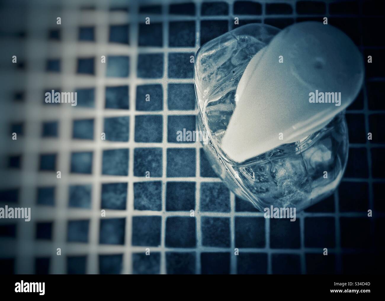 Disinfettante con gel d'alcol liquido detergente mani per prevenire il virus corona covid-19 - Immagine stock catturata con smartphone