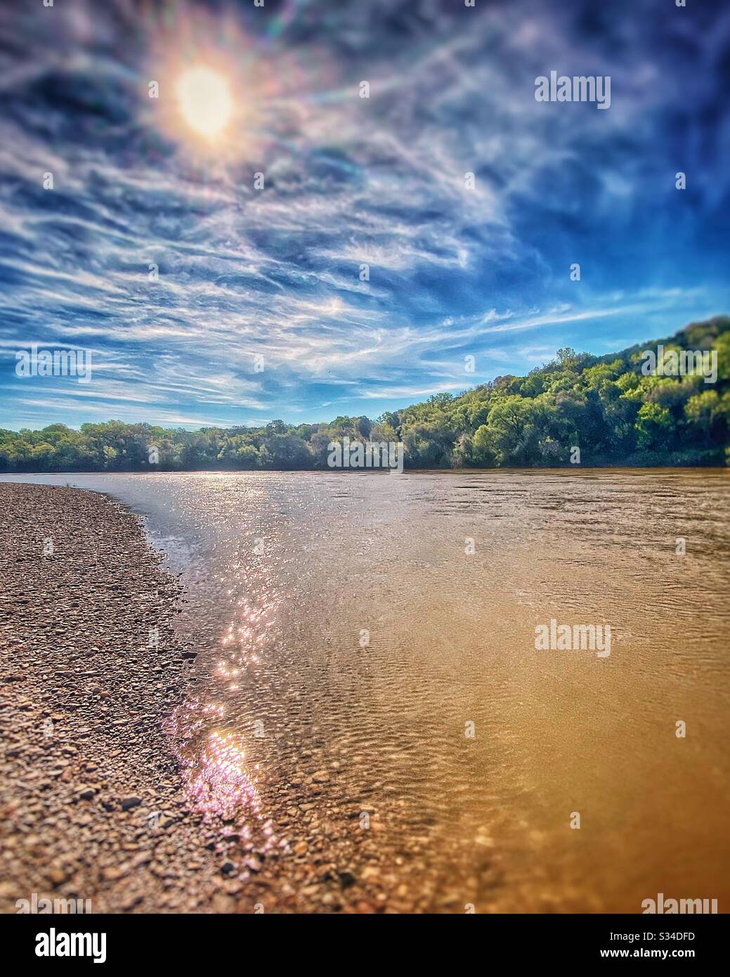 Il fiume Brazos corre in alto nella primavera a Hood County, Texas. - Immagine stock catturata con smartphone