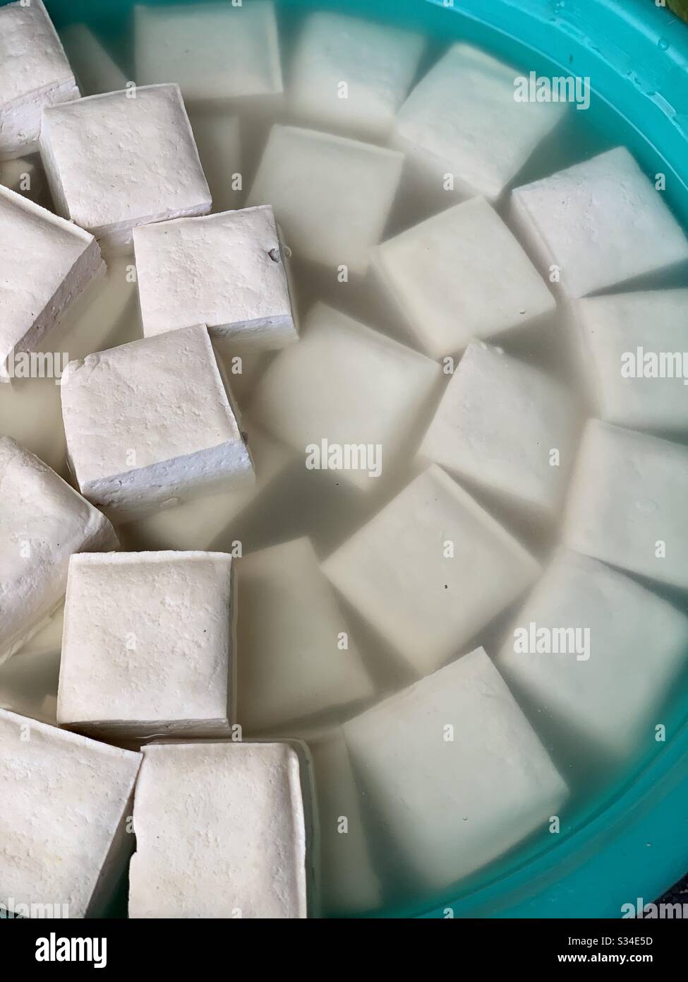 Il tofu quadrato è affettato e sistemato in modo ordinato ed è una bellezza assoluta. Ricerche di mercato. Foto Stock