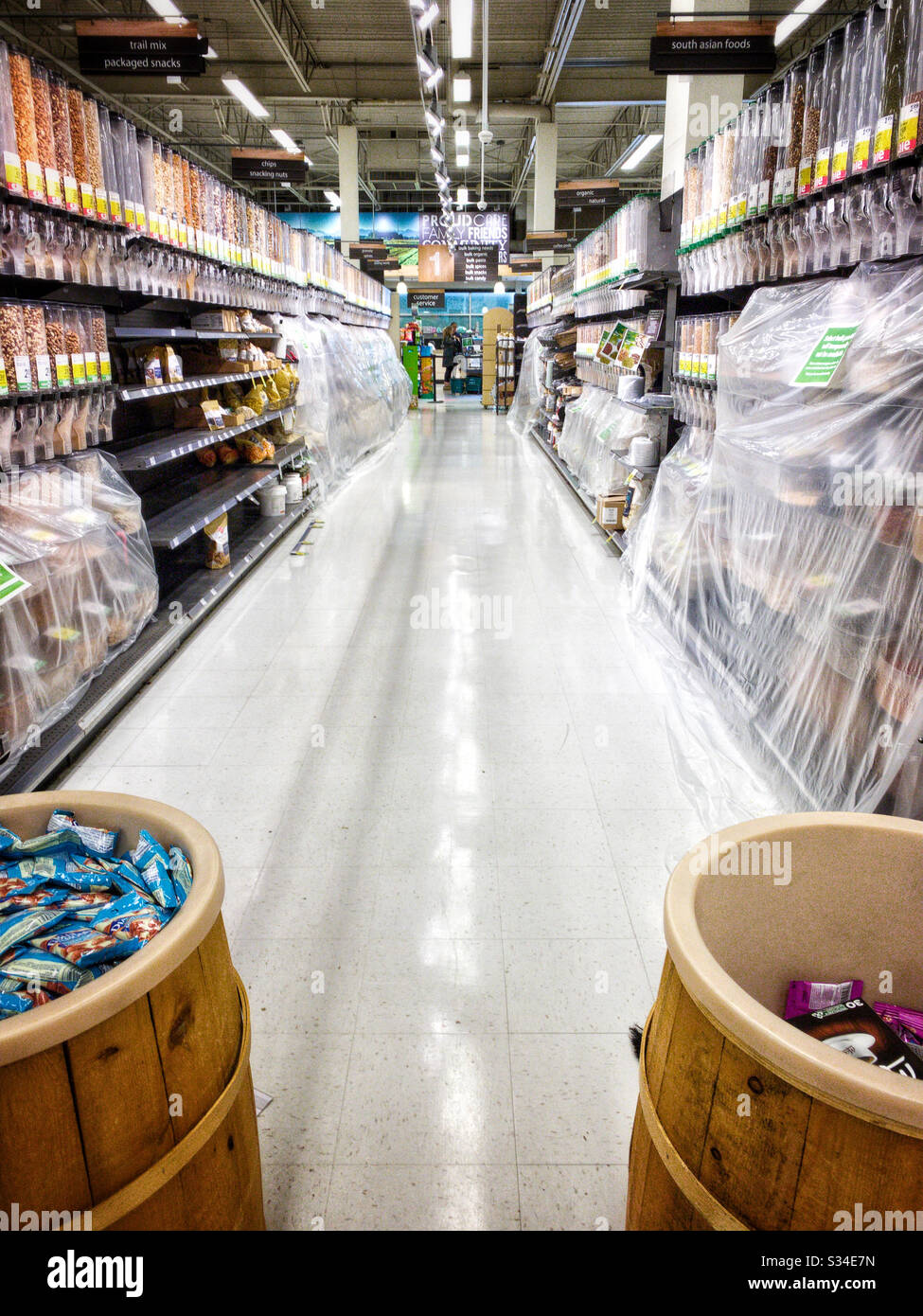 Surrey, Canada - 25 marzo 2020: Bidoni di cibo sfusi parzialmente coperti presso un grande negozio di alimentari durante il periodo di aumento delle preoccupazioni di salute pubblica a causa della pandemia di Coronavirus mondiale. Foto Stock