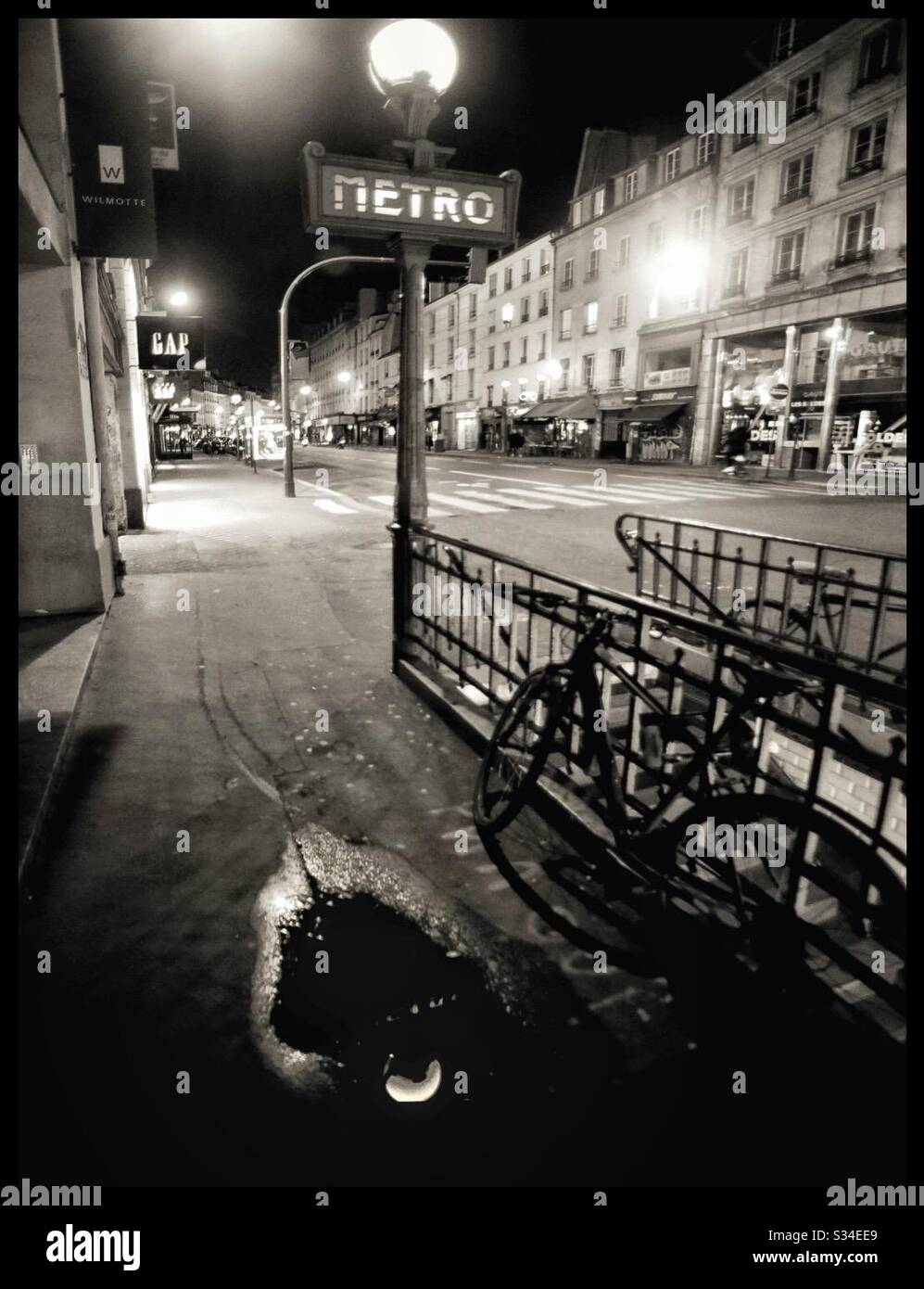 Strade Parigi vuote. - Immagine stock catturata con smartphone