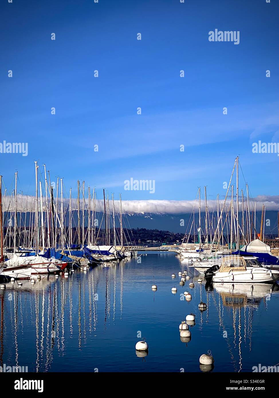 Barche con cielo blu e nuvole Foto Stock